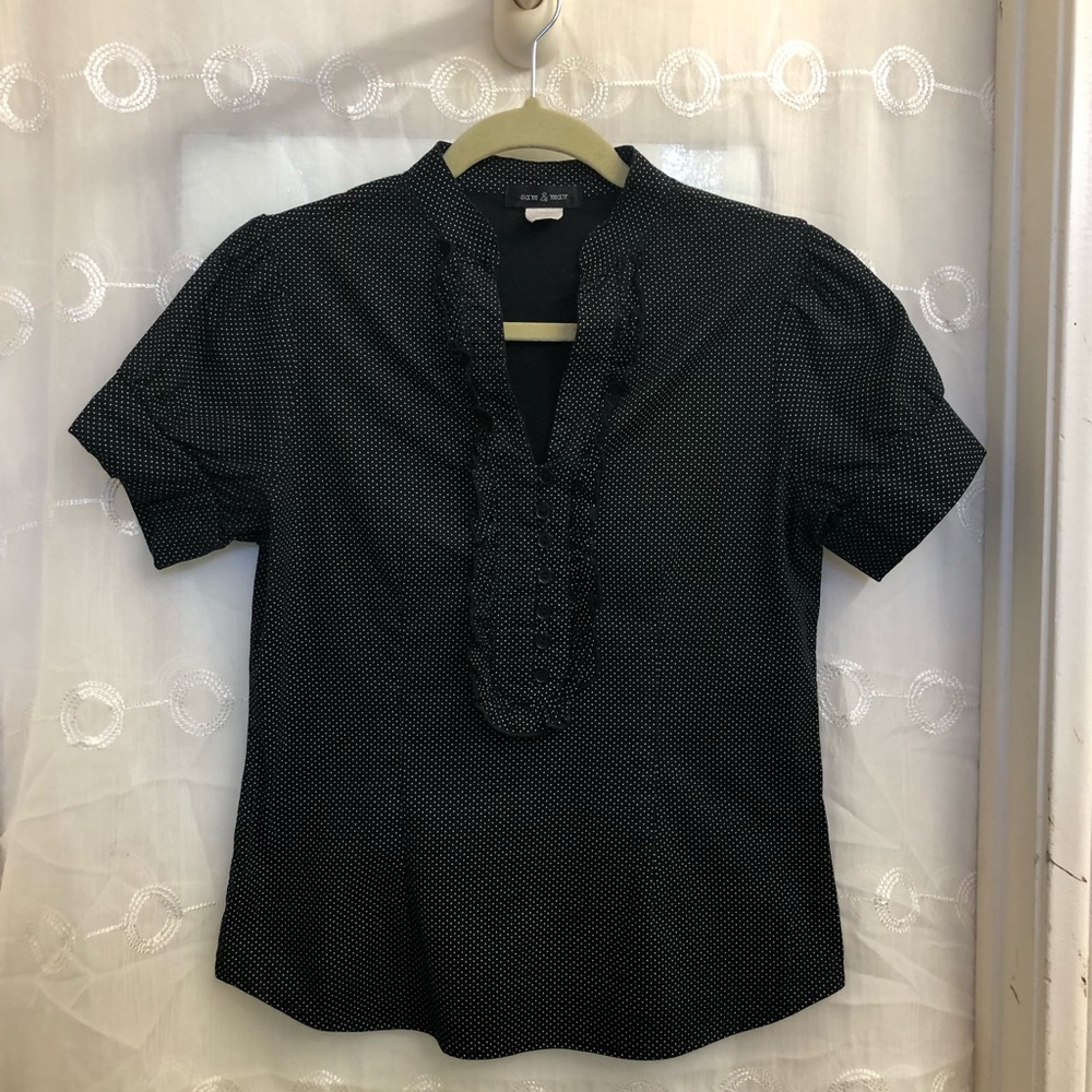 ❤️BUNDLE buy 3 get 15% OFF❤️
Black V Neck Top w/white mini polka dots